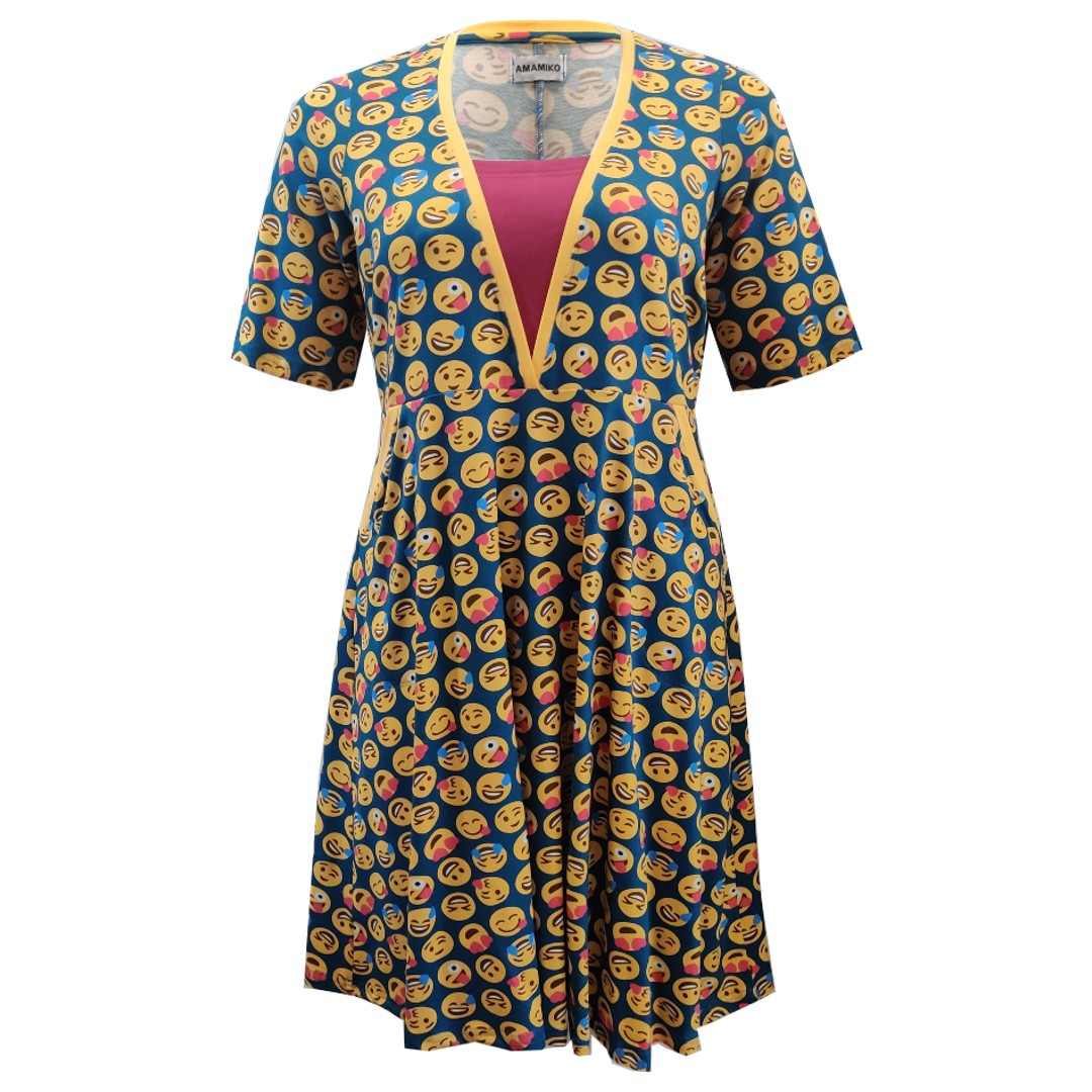 Blå plus size kjole med gule smil. Ama Smiley