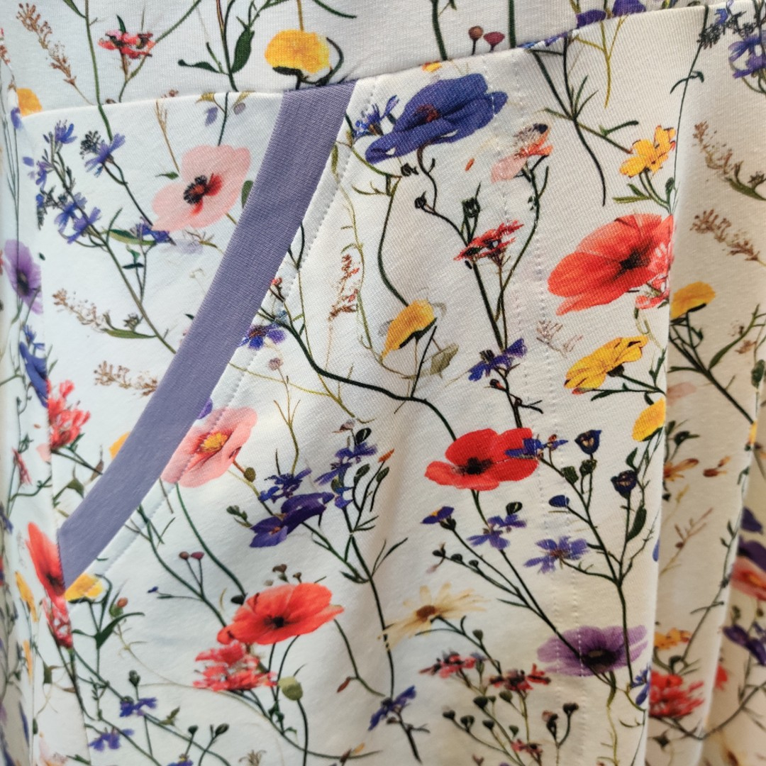 Cremefarvet plus size kjole med blomster. Ama Spring Flowers