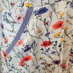 Cremefarvet plus size kjole med blomster. Ama Spring Flowers