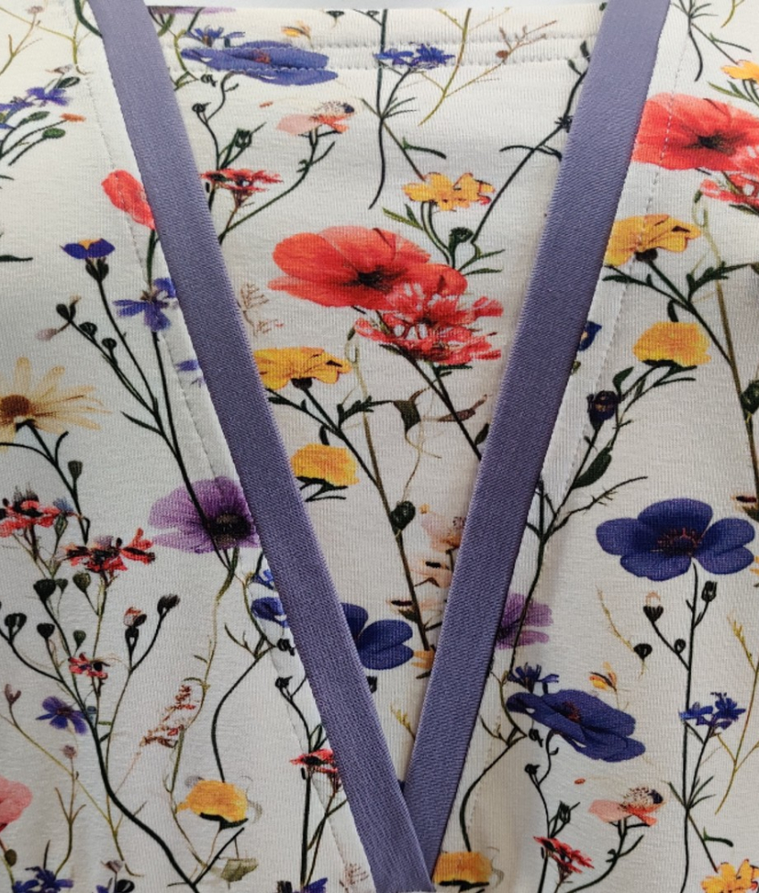 Cremefarvet plus size kjole med blomster. Ama Spring Flowers
