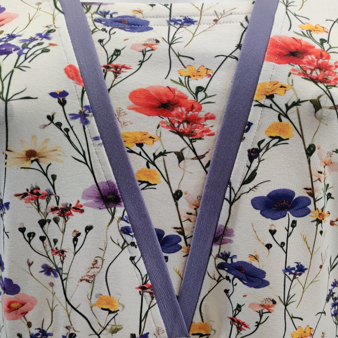 Cremefarvet plus size kjole med blomster. Ama Spring Flowers