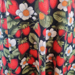 Sort plus size kjole med jordbær. Bika Strawberry