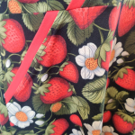 Sort plus size kjole med jordbær. Bika Strawberry