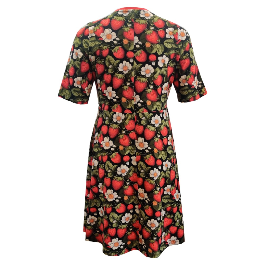 Sort plus size kjole med jordbær. Bika Strawberry