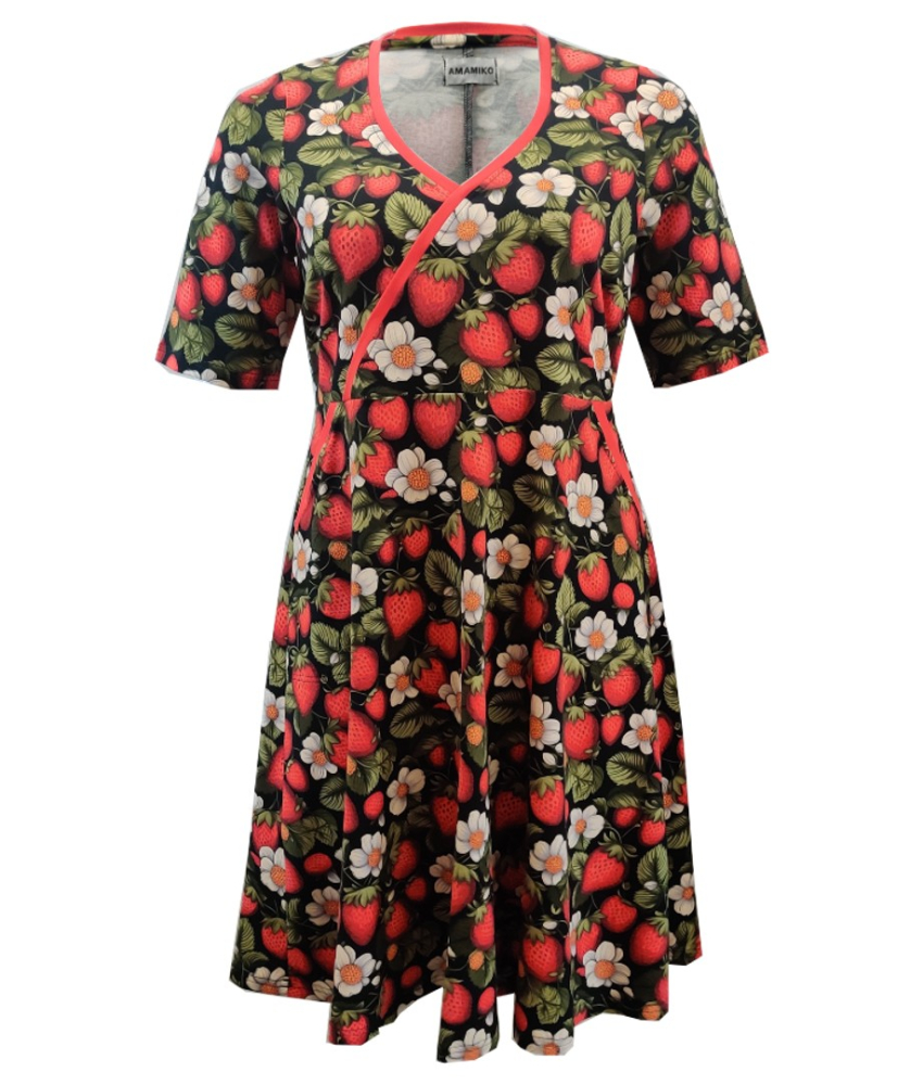 Sort plus size kjole med jordbær. Bika Strawberry
