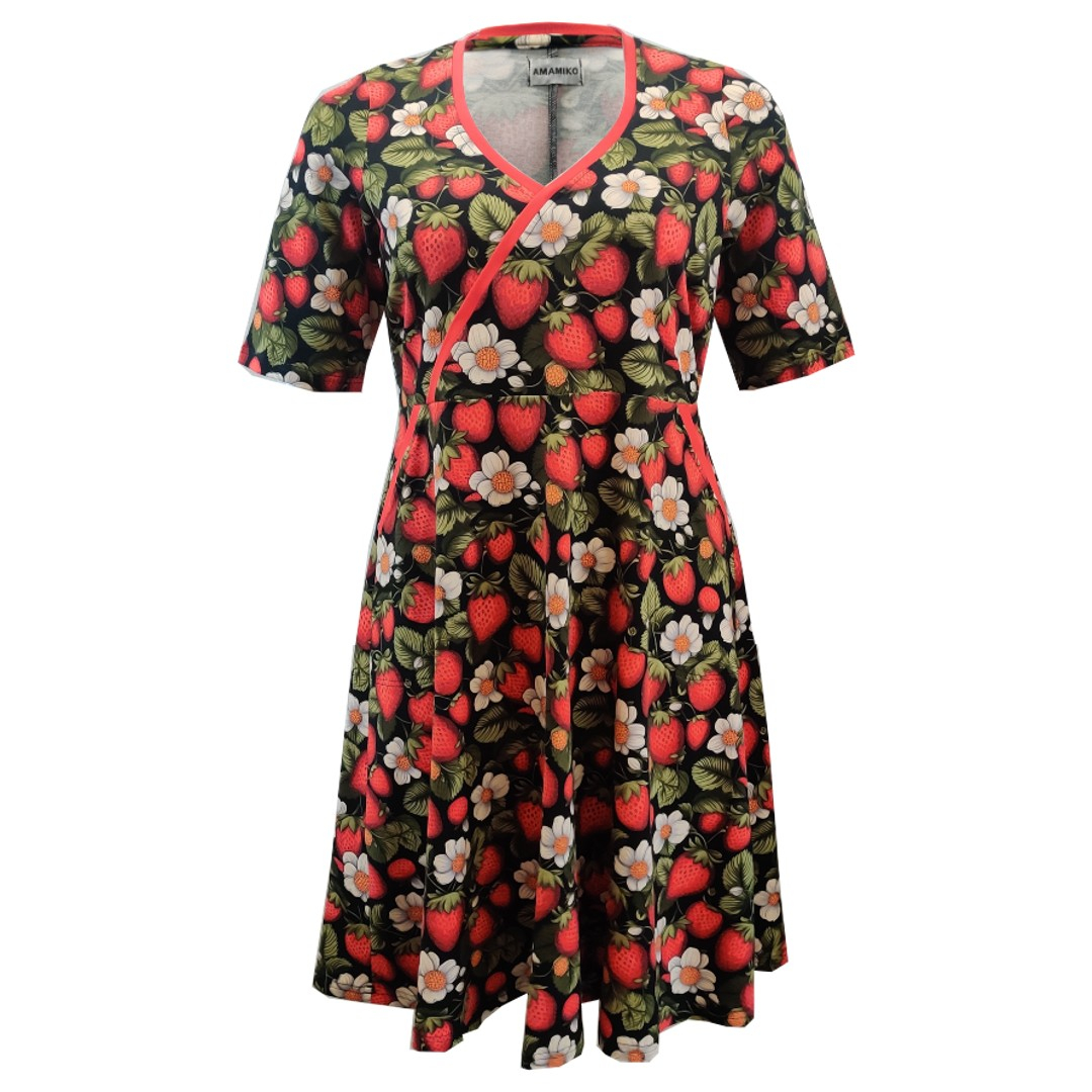Sort plus size kjole med jordbær. Bika Strawberry