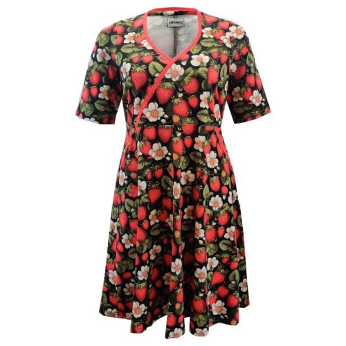Sort plus size kjole med jordbær. Bika Strawberry