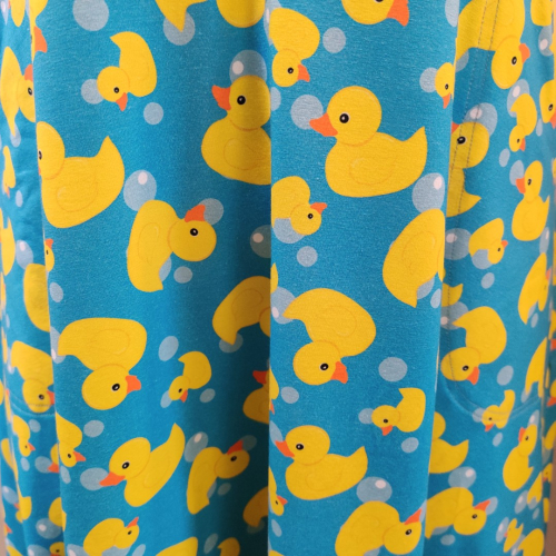 Lyseblå plus size kjole med badeænder. Bika Rubber Duck