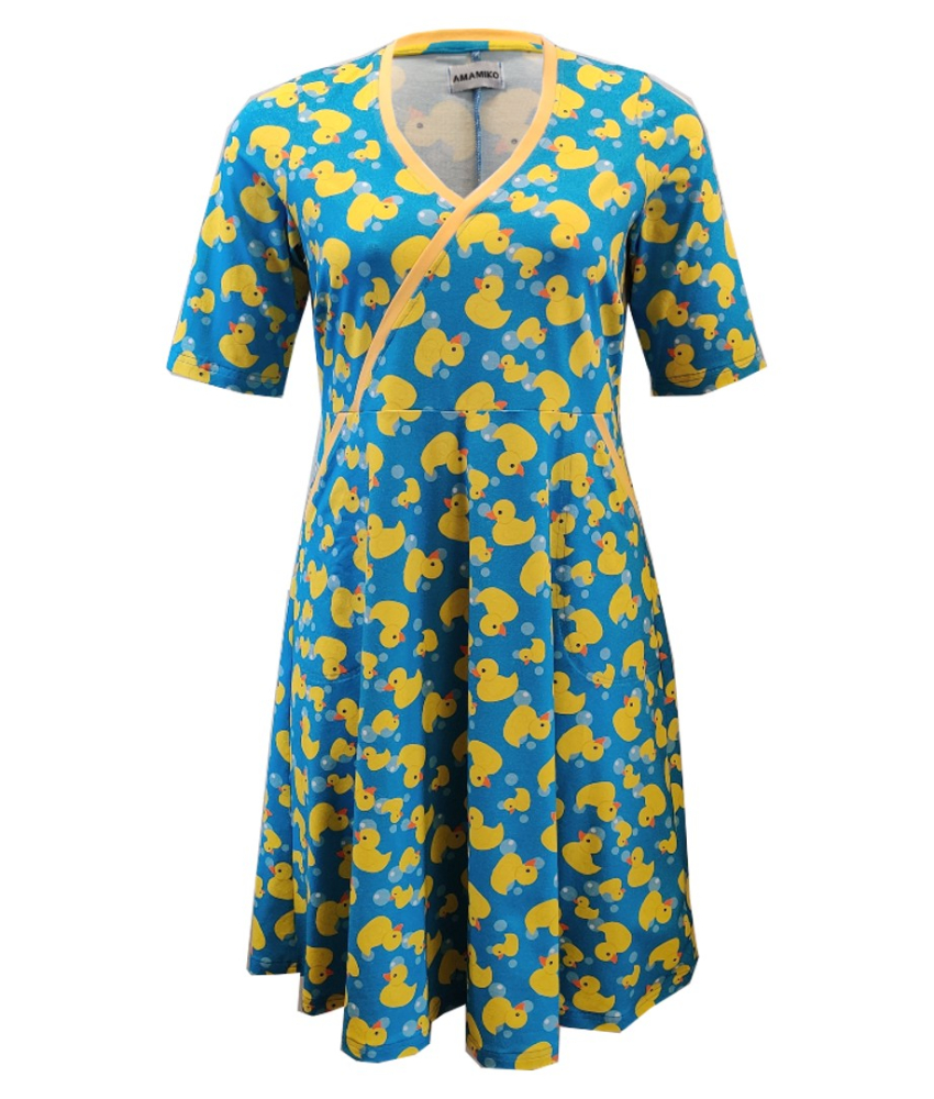 Lyseblå plus size kjole med badeænder. Bika Rubber Duck