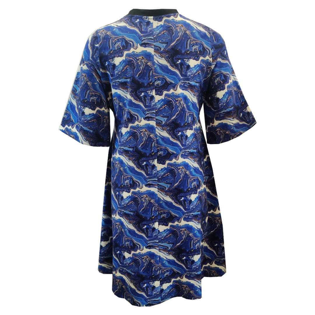 Blå plus size kjole med marmor mønster. Tulla Blue Marble