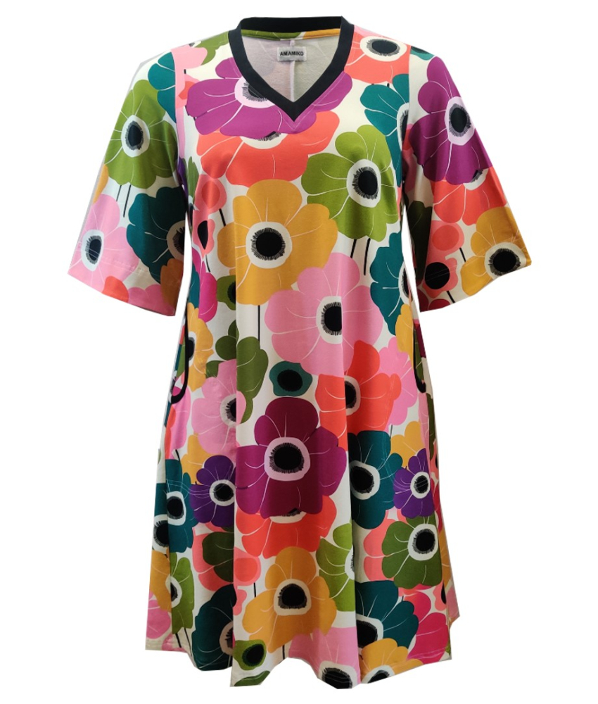 Hvid plus size kjole med store farverige blomster. Tulla Yvonne