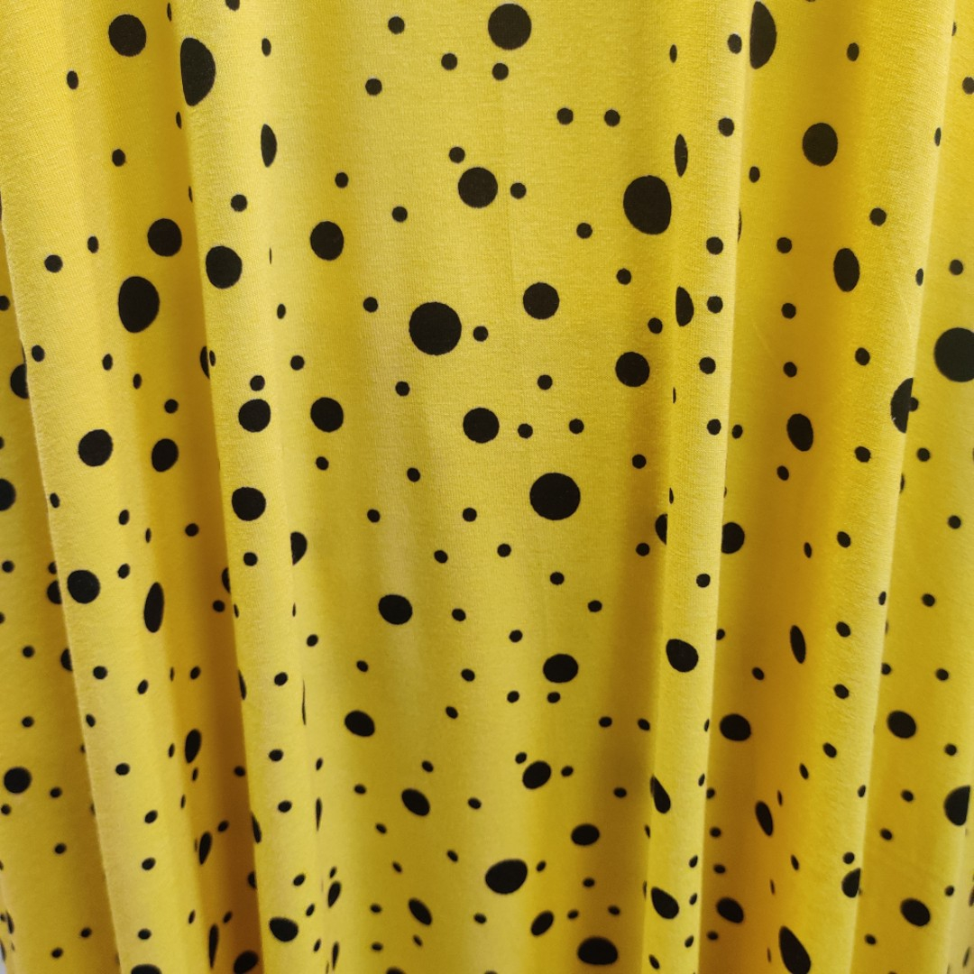 Gul plus size sommerkjole med sorte prikker. Moon Yellow Dot