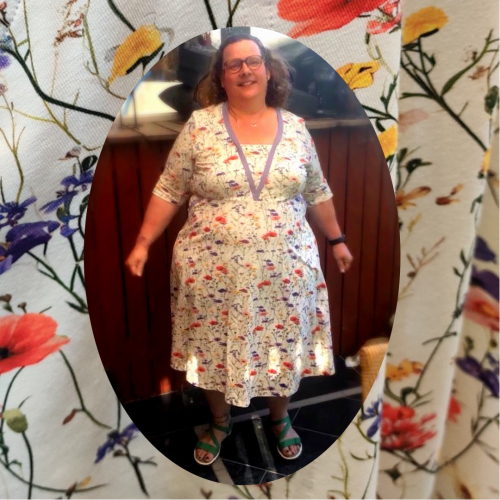 Cremefarvet plus size kjole med blomster. Ama Spring Flowers