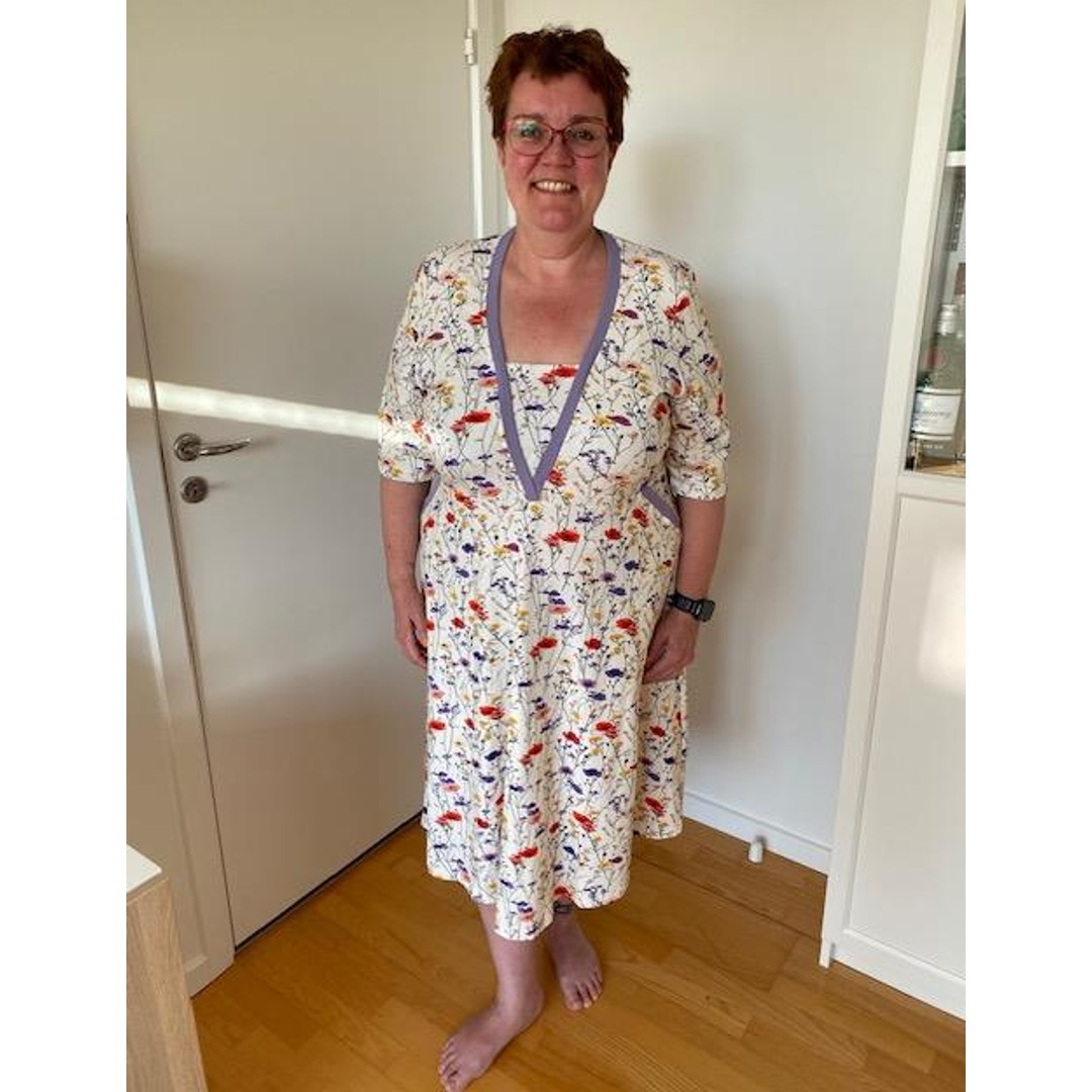 Cremefarvet plus size kjole med blomster. Ama Spring Flowers