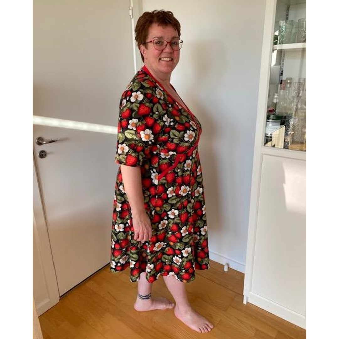 Sort plus size kjole med jordbær. Bika Strawberry