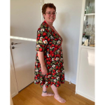 Sort plus size kjole med jordbær. Bika Strawberry