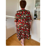 Sort plus size kjole med jordbær. Bika Strawberry