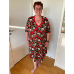 Sort plus size kjole med jordbær. Bika Strawberry