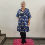 Blå plus size kjole med marmor mønster. Tulla Blue Marble