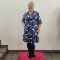 Blå plus size kjole med marmor mønster. Tulla Blue Marble