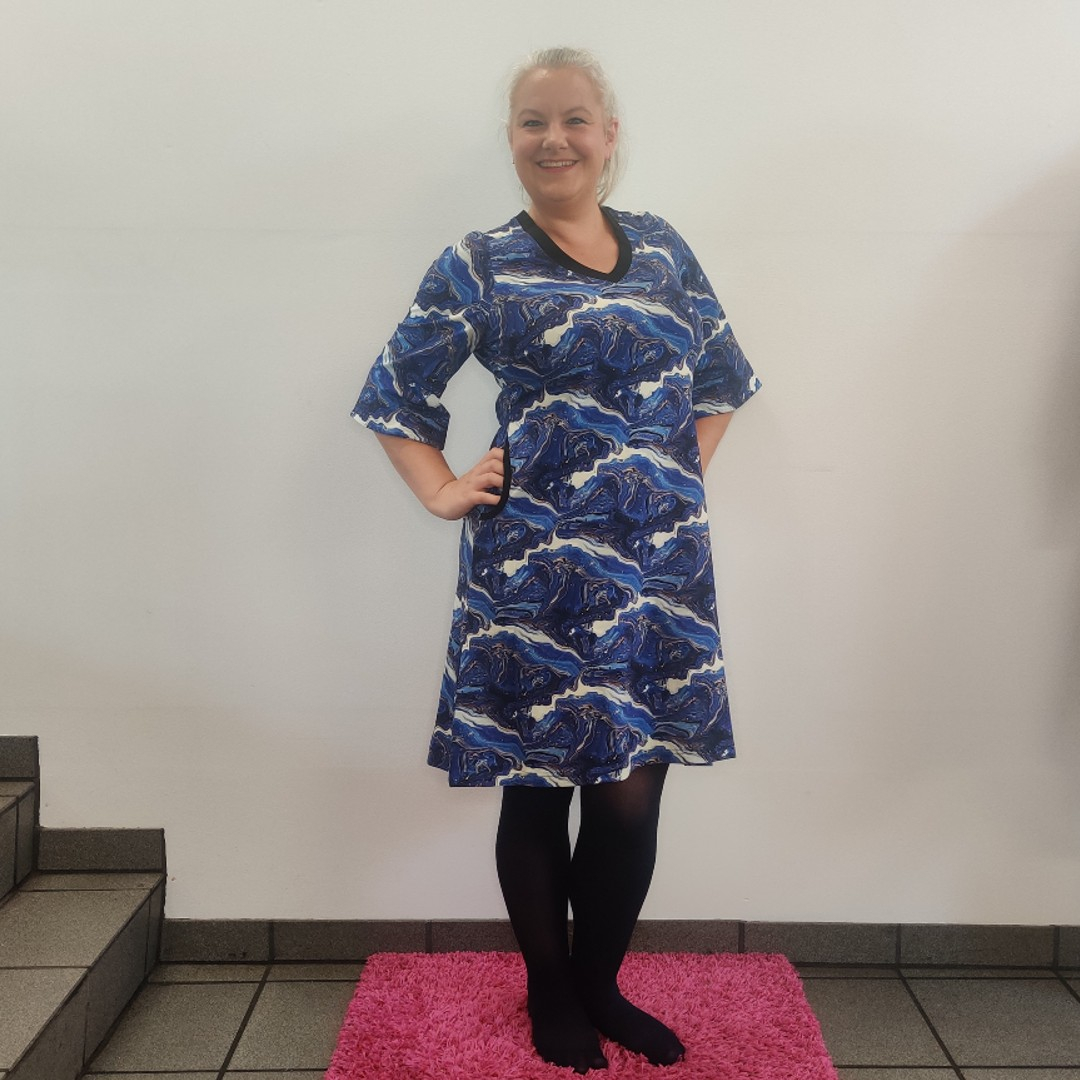 Blå plus size kjole med marmor mønster. Tulla Blue Marble