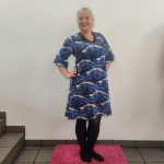 Blå plus size kjole med marmor mønster. Tulla Blue Marble