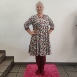 Ojo White Flowers. Plus size kjole fra Amamiko.