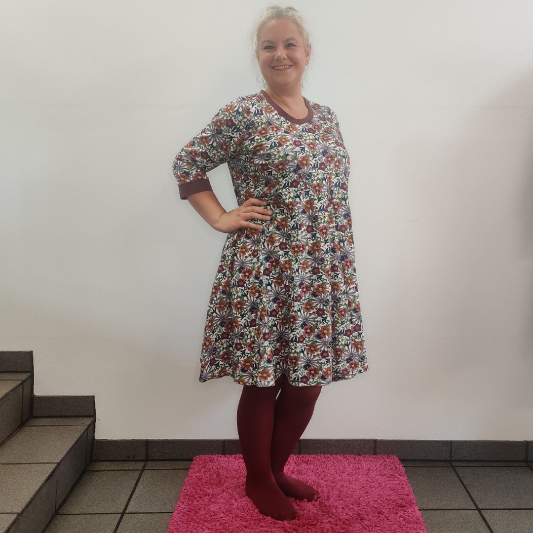 Ojo White Flowers. Plus size kjole fra Amamiko.