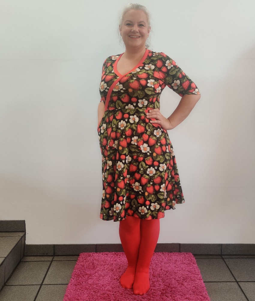 Sort plus size kjole med jordbær. Bika Strawberry