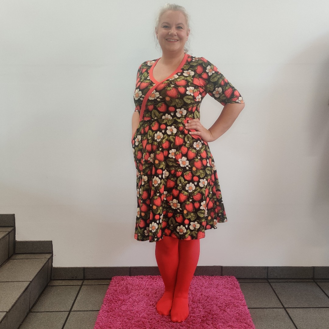 Sort plus size kjole med jordbær. Bika Strawberry