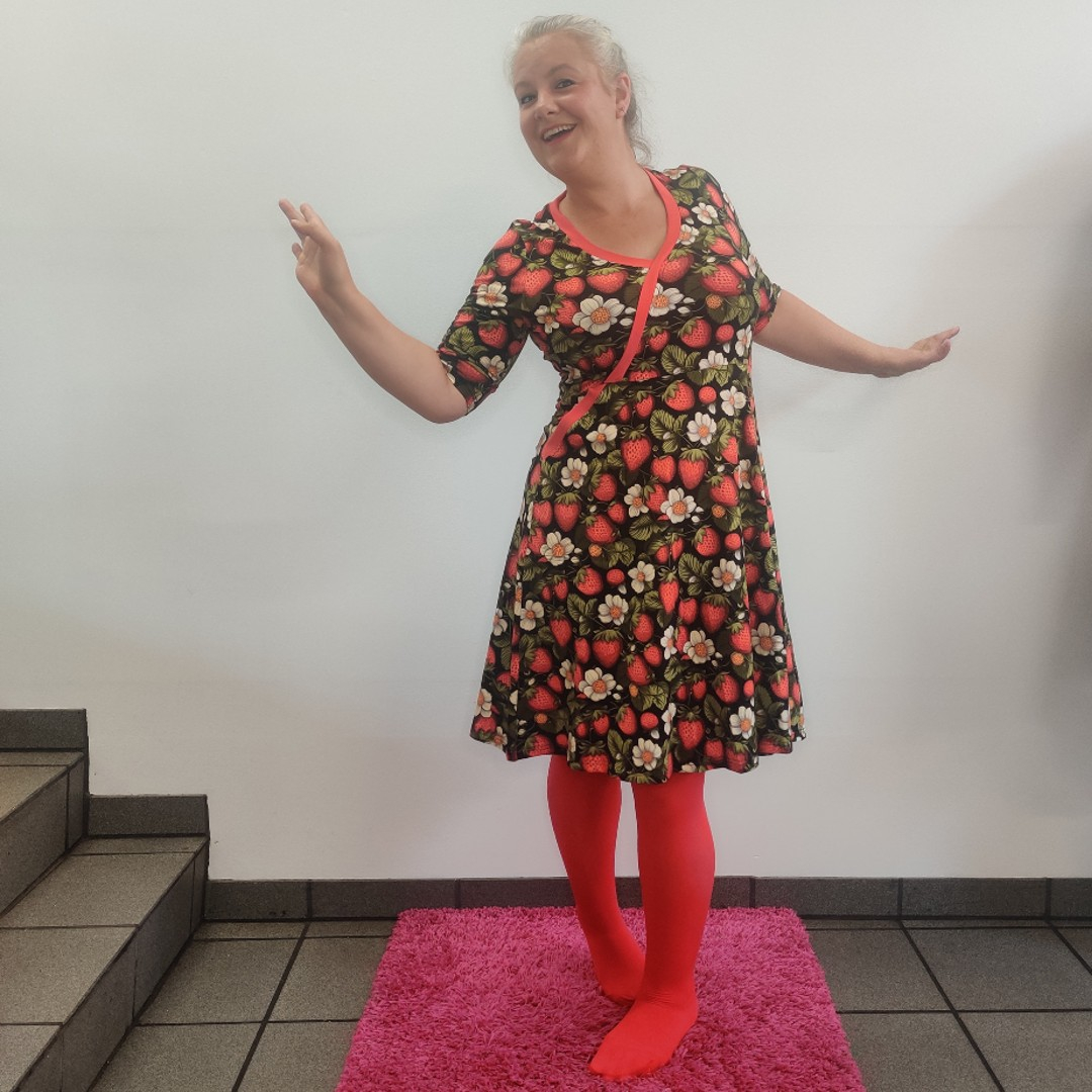 Sort plus size kjole med jordbær. Bika Strawberry