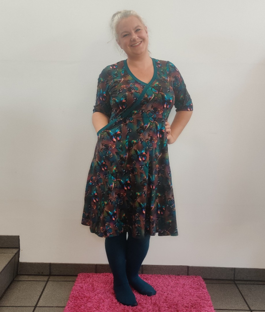 Sort plus size kjole med sommerfugle. Bika Dark Butterfly