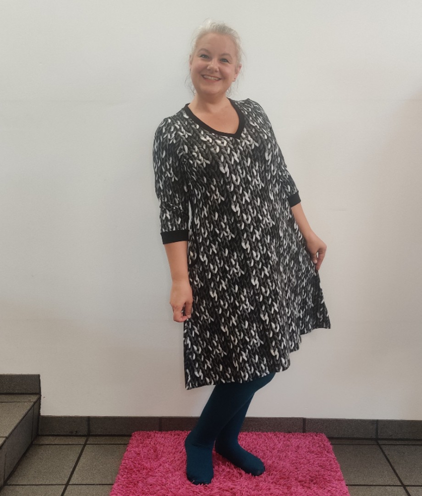 Grå plus size kjole med strikket mønster i sort, grå og hvid. Kjole med lommer i store størrelser fra Amamiko