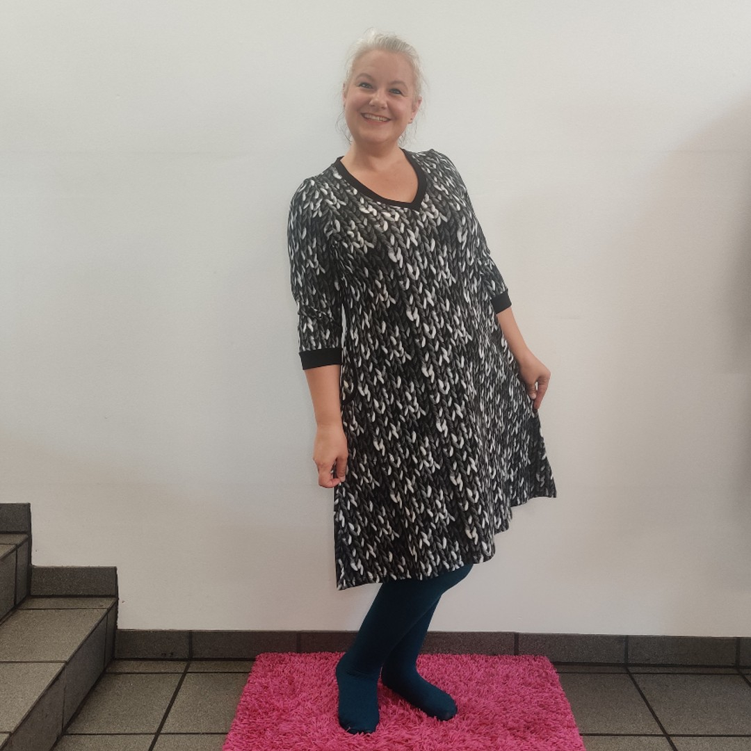 Grå plus size kjole med strikket mønster i sort, grå og hvid. Kjole med lommer i store størrelser fra Amamiko