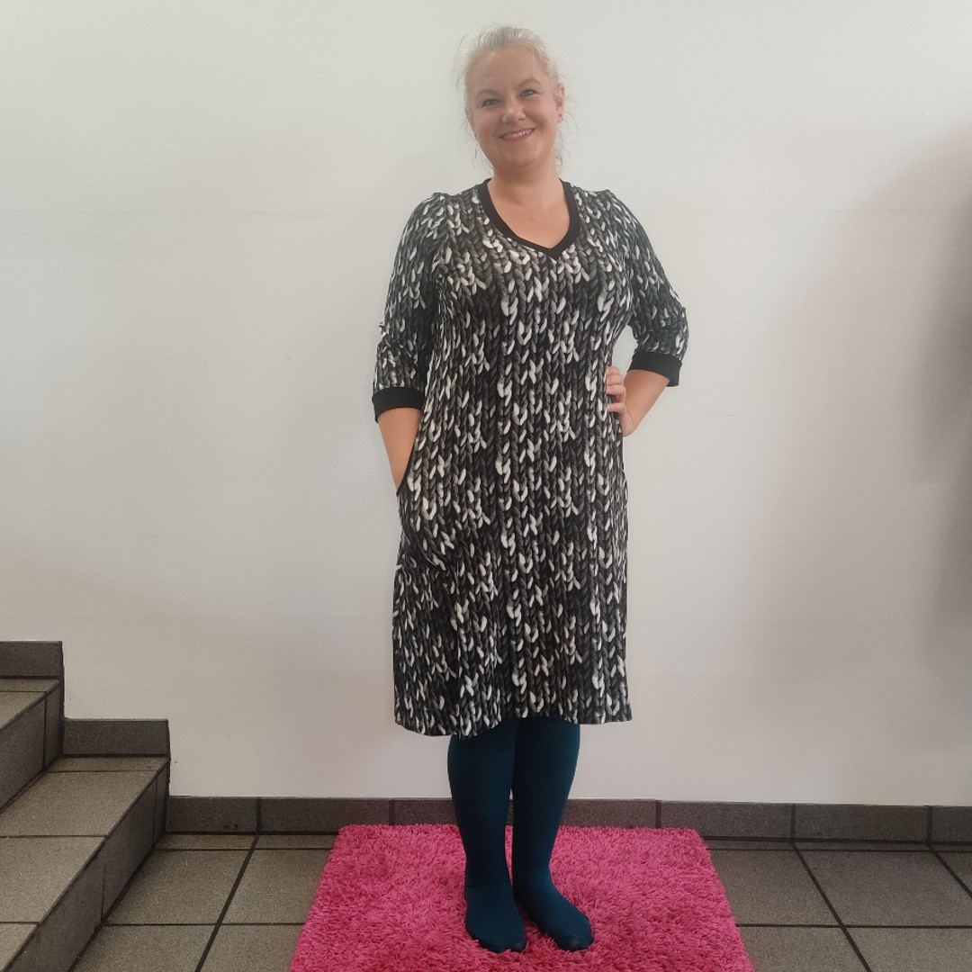 Grå plus size kjole med strikket mønster i sort, grå og hvid. Kjole med lommer i store størrelser fra Amamiko