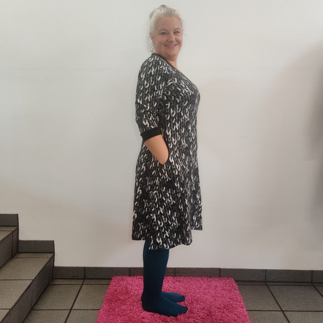 Grå plus size kjole med strikket mønster i sort, grå og hvid. Kjole med lommer i store størrelser fra Amamiko