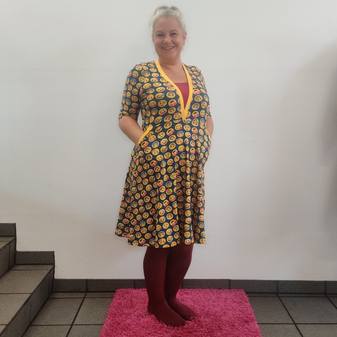 Blå plus size kjole med gule smil. Ama Smiley