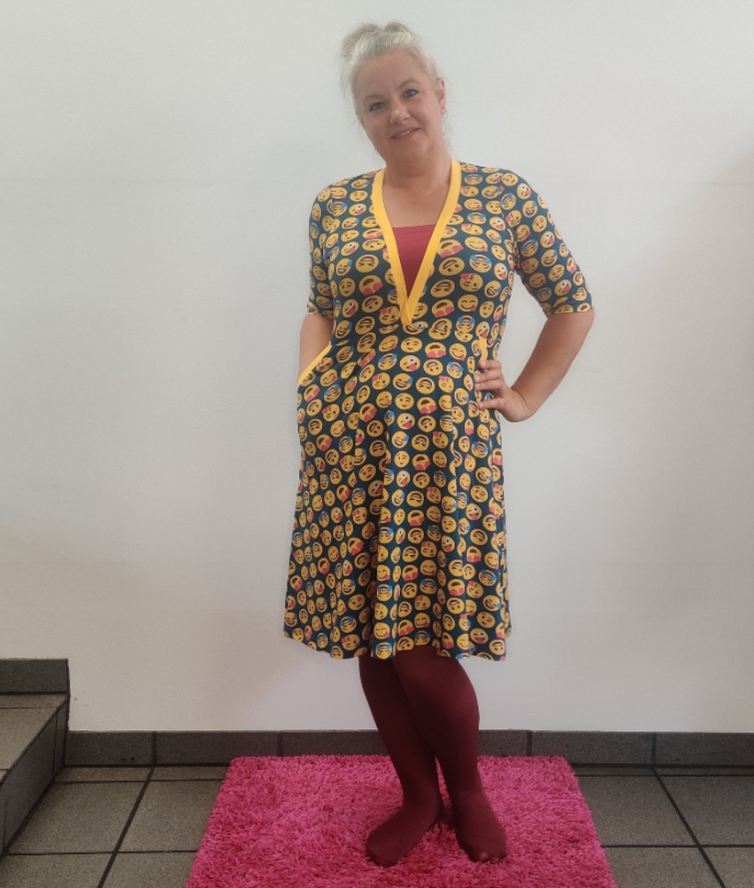 Blå plus size kjole med gule smil. Ama Smiley