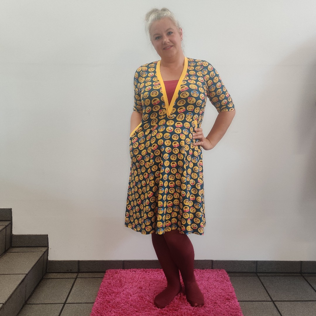 Blå plus size kjole med gule smil. Ama Smiley