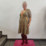 Blå plus size kjole med gule smil. Ama Smiley