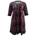 Sort plus size kjole med røde og blå laserstråler. Tulla Laser Game