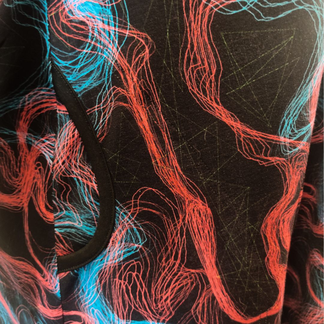 Sort plus size kjole med røde og blå laserstråler. Tulla Laser Game