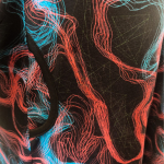 Sort plus size kjole med røde og blå laserstråler. Tulla Laser Game