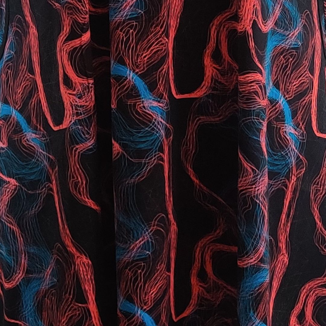 Sort plus size kjole med røde og blå laserstråler. Tulla Laser Game