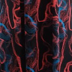 Sort plus size kjole med røde og blå laserstråler. Tulla Laser Game