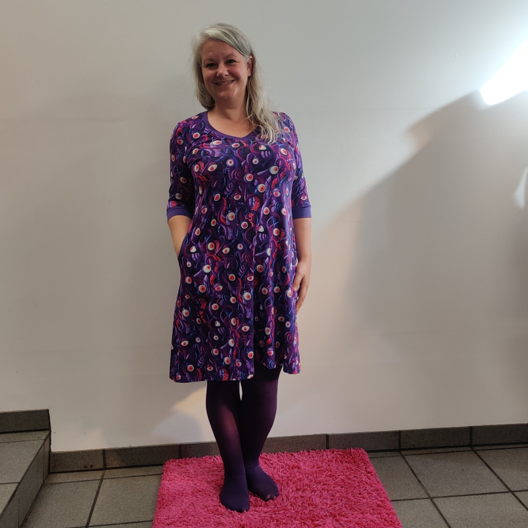 A-formet plus size kjole med lilla søuhyre. Tulla Purple Monster