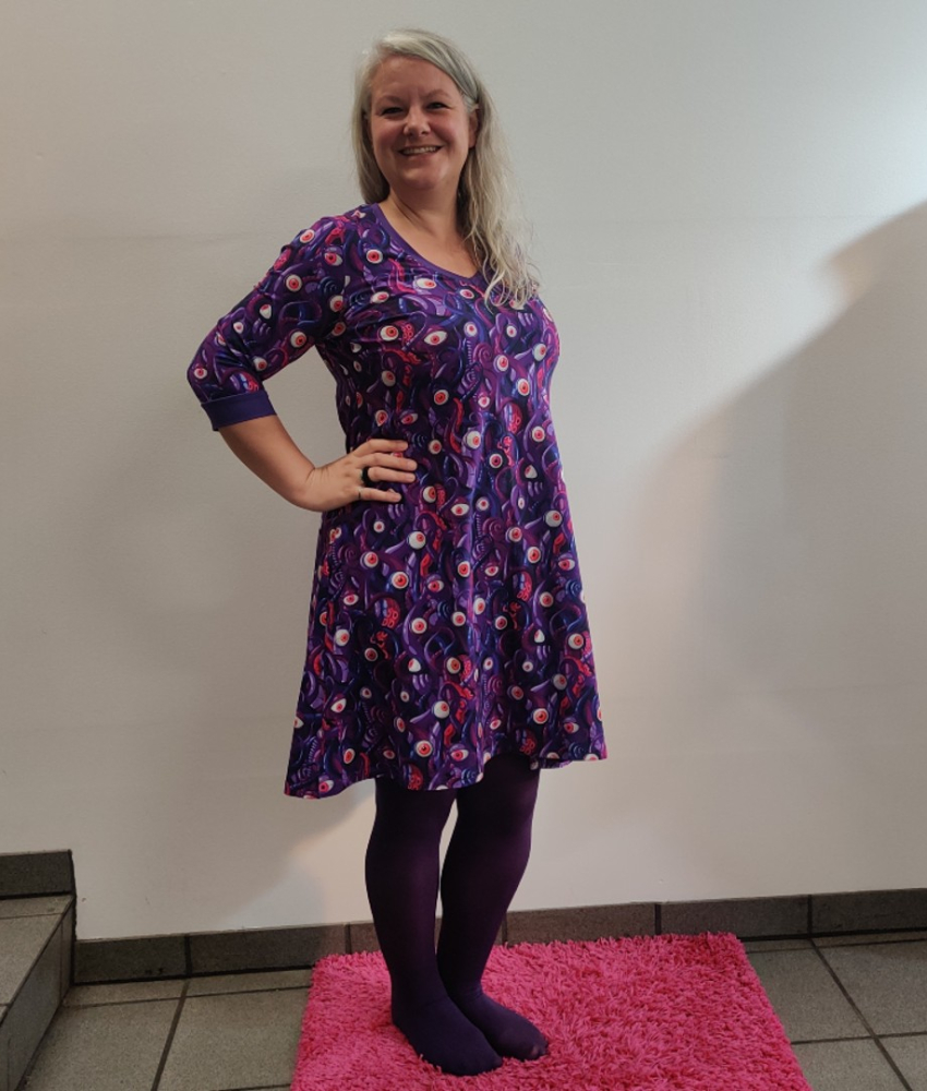 A-formet plus size kjole med lilla søuhyre. Tulla Purple Monster