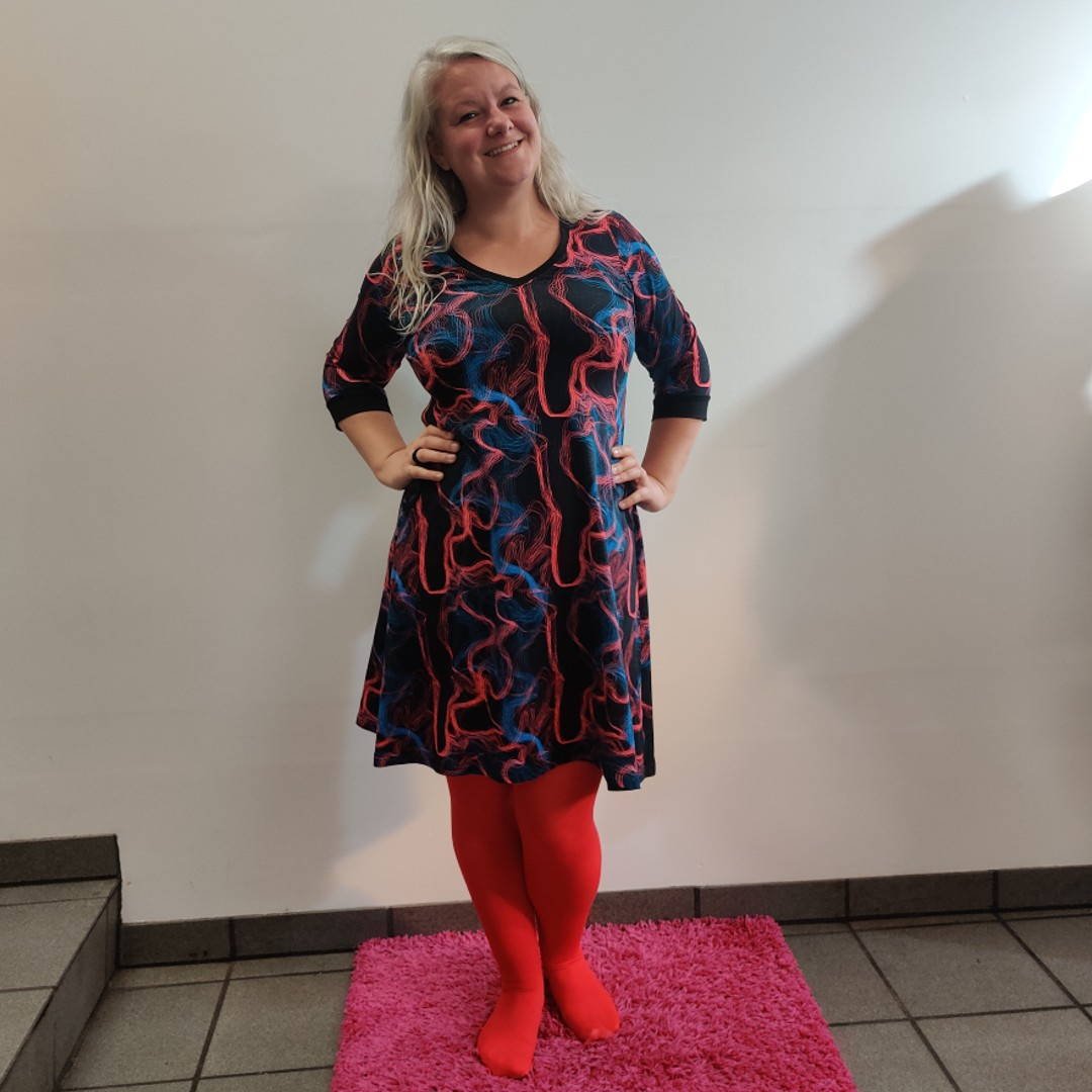Sort plus size kjole med røde og blå laserstråler. Tulla Laser Game