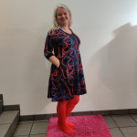 Sort plus size kjole med røde og blå laserstråler. Tulla Laser Game