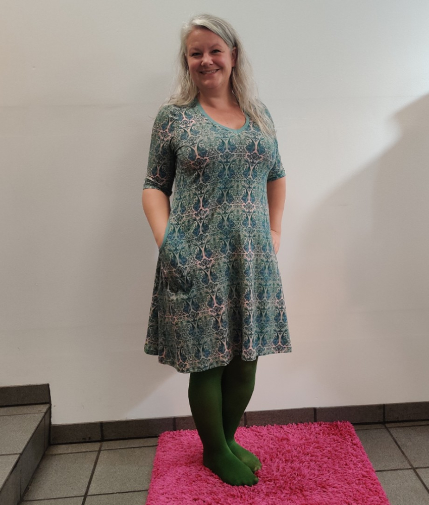 Mint plus size kjole i A-form med påfugle. Tulla Mint Baroque